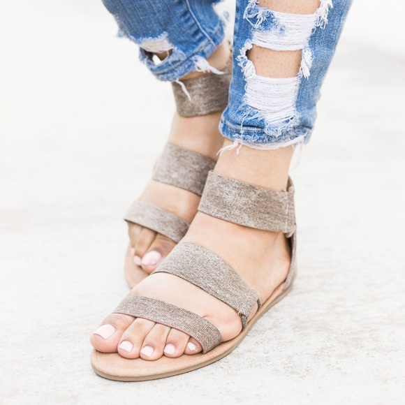 Shoes - ☀️HP☀️ Cute Gladiator Band Sandals